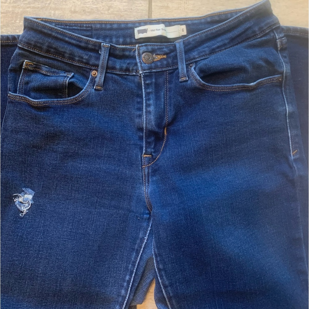 LEVI’S Mid Rise Distressed Skinny Jean